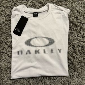 Men’s Oakley tee shirt